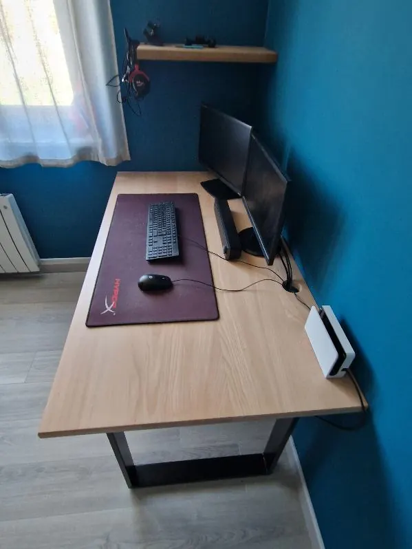 Le bureau vu de côté, avec ses pieds métal noirs