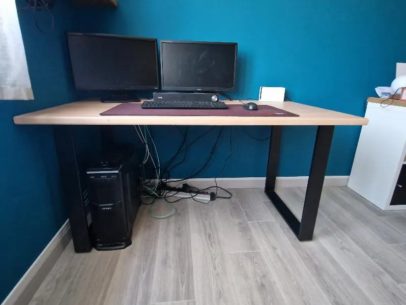 Le bureau en hêtre vu de face