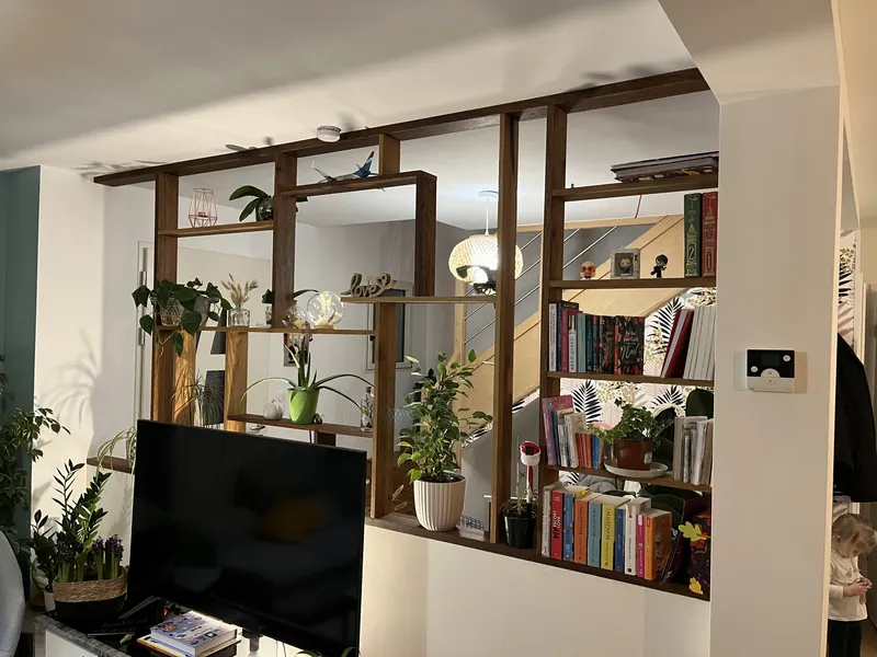 Détail des étagères décalées de la bibliothèque